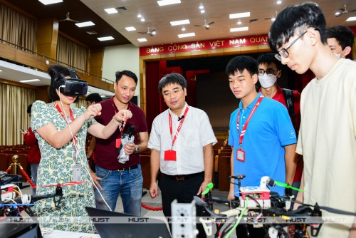 Hanoi Polytechnic Student Researching - Brilliant colors